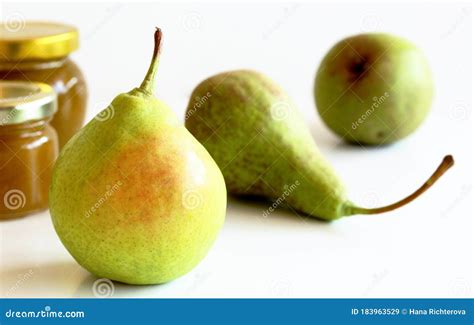 Frasco De Vidrio De Mermelada De Pera Casera Con Frutas Jugosas Frescas