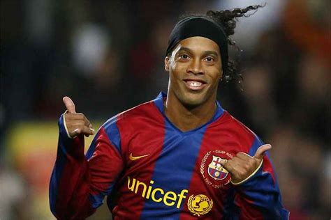 Bruxo Ronaldinho Ga Cho Ganha Homenagem Do Barcelona No Halloween