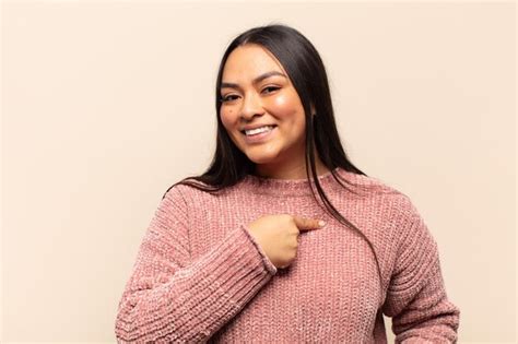 Joven Mujer Latina Que Se Ve Feliz Orgullosa Y Sorprendida Alegremente Apuntando A S Misma