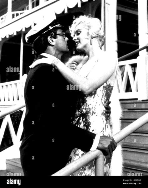 SOME LIKE IT HOT Tony Curtis Marilyn Monroe Stock Photo Alamy