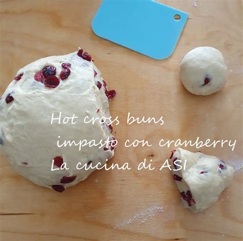 Hot Cross Buns Ai Frutti Di Bosco Ricetta Dolce Inglese La Cucinadiasi
