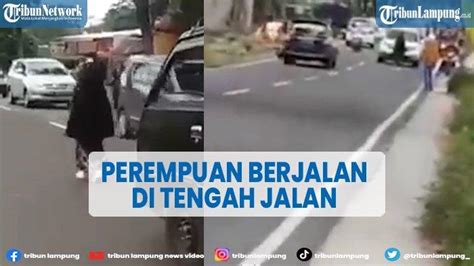 Viral Video Perempuan Santai Di Tengah Jalan Hingga Akibatkan Kemacetan