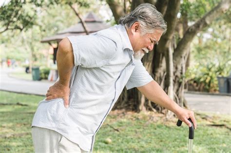 Ancianos Asiáticos Con Dolor En La Espalda Foto Premium