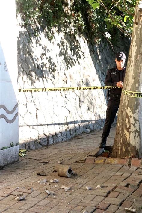 Beşiktaş ta kaldırımda yürürken üzerine beton boru parçası düştü Haberler