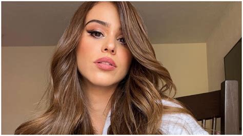 Yanet Garcia chica del clima posa en bikini y con balón de Qatar