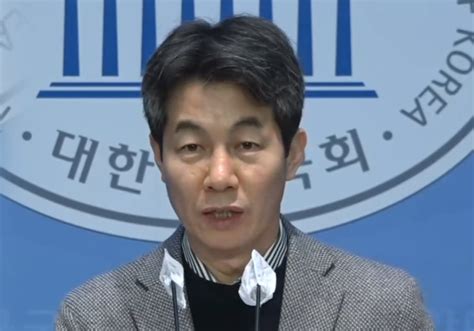 허위 인턴 등록 윤건영 민주당 의원 벌금 500만 원