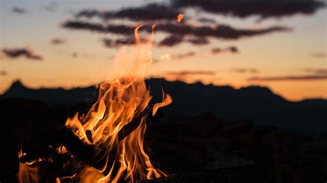 Carta da parati fuoco, falò, fiamma, notte, sfocatura HD: widescreen ...