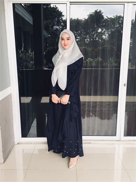 Wearing Gamis And Syari Hijab For Wedding Invitation Model Baju Wanita Wanita Pakaian Wanita