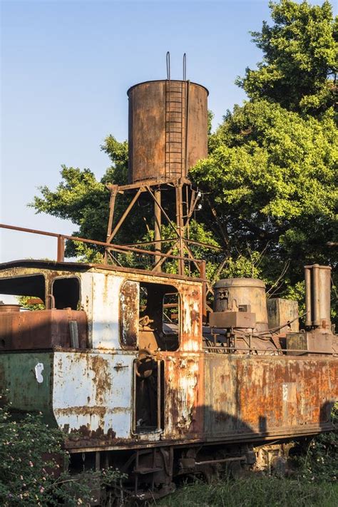 Viejo Tren Oxidado Abandonado Con Un Auto Roto Y Un Tanque De Agua