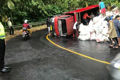 Truk Bermuatan Sekam Terguling Jalur Penelokan Sempat Macet Denpost