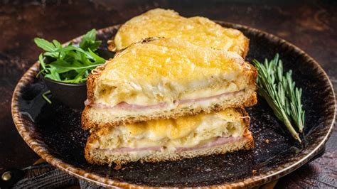 Aprenda a fazer um croque monsieur lanche popular na França