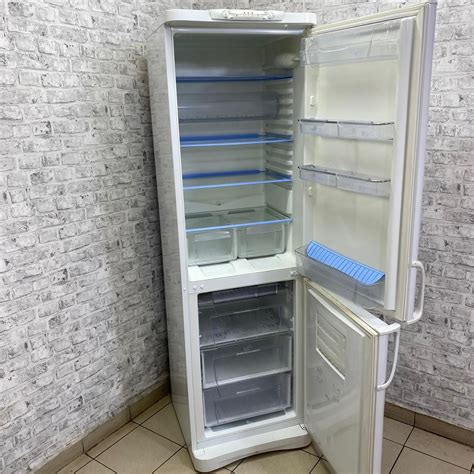Indesit C240G.016 - Холодильники с нижней морозильной камерой