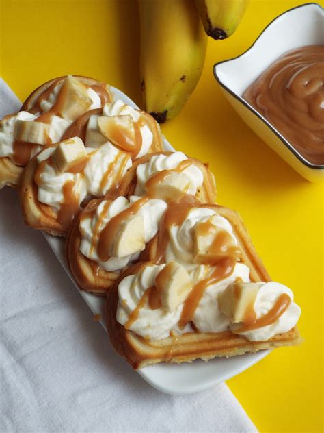 Gofry bananowe z bitą śmietaną i sosem toffi przepis PrzyslijPrzepis pl