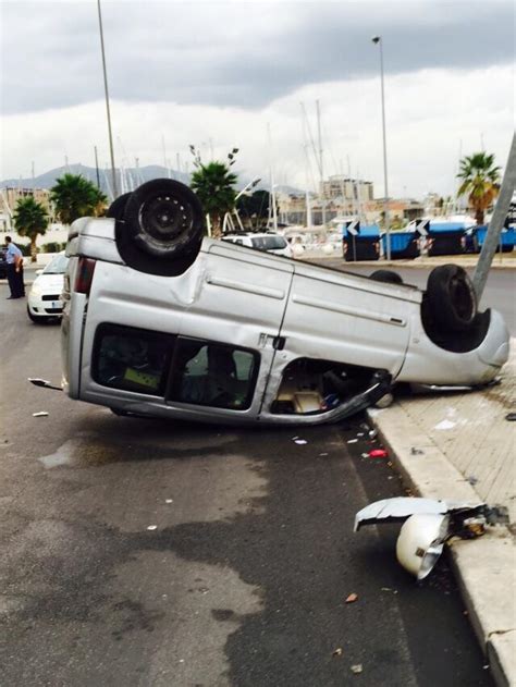 Incidente Al Foro Italico Auto Si Ribalta Live Sicilia