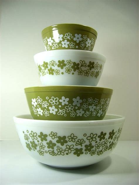 Flower Power Pyrex Spring Blossom Green Nesting Bowls Set Vintage