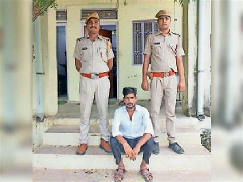 Arrested Two Thousand Prize Crook Absconding In Murder Case इनामी