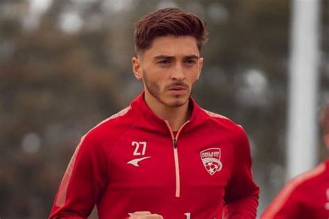 Jogador De Futebol Assume Ser Gay E Recebe Apoio De Clubes E Atletas Outros Jogadores Vivem Em