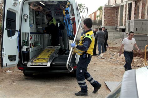 Fotogalería Un obrero herido al volcar una excavadora