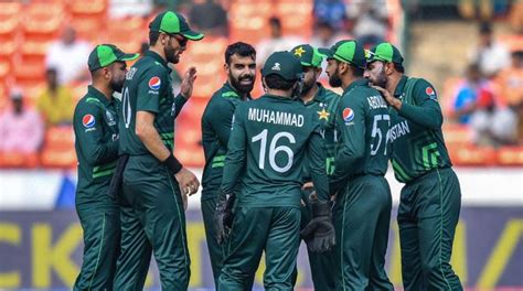 Pak Vs Sl Pakistani Bowlers Take A Beating As Green Shirts Concede