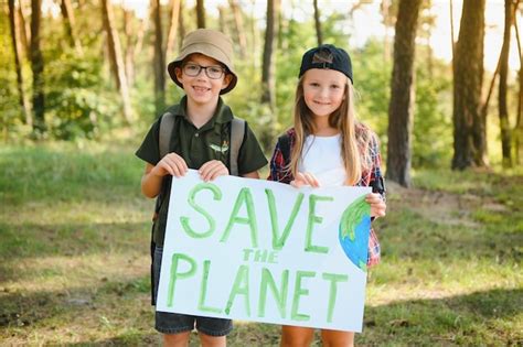 As crianças estão segurando um cartaz salve o planeta dia da terra