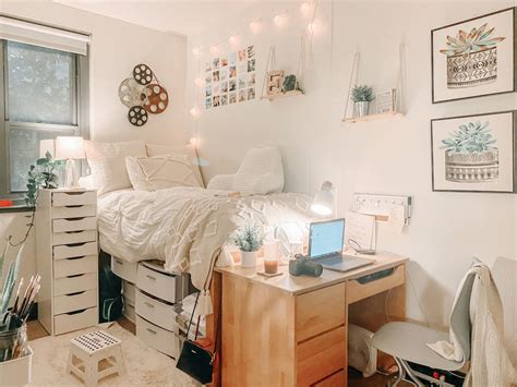 college freshman dorm | Dorm room styles, Dorm room layouts, Dorm room ...