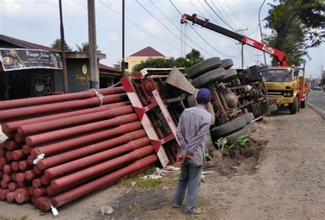 Lagi Parkir Truk Bermuatan Tiang Listrik Terbalik Lentera24