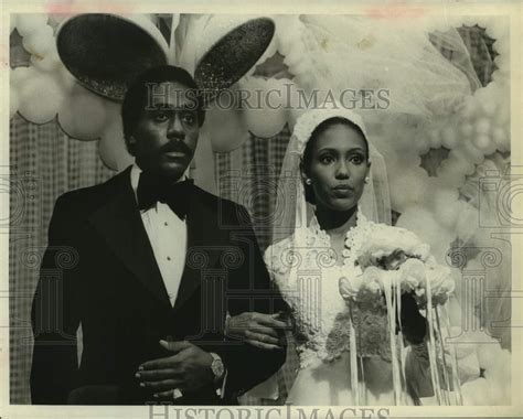 1975 Actress Telma Hopkins And Actor Demond Wilson Historic Images