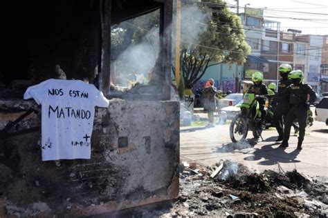 Siete Muertos En Noche Violenta En Colombia En Protestas Contra La