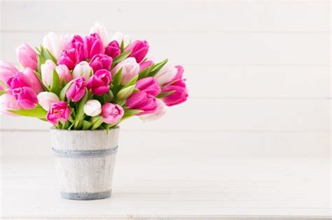 Букет красивых розовых и белых тюльпанов на деревянном фоне | Бесплатно ...