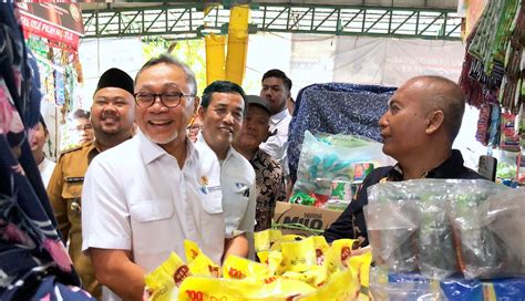 Meteri Perdagangan Didampingi Dirjen Pdn Meninjau Harga Barang