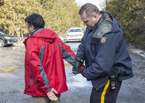 Dramatic Photos Show Asylum Seekers Crossing Into Canada Daily Mail