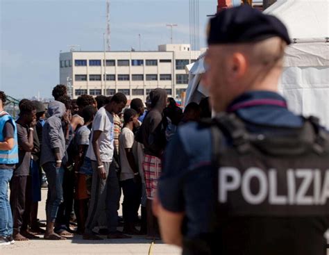 Oltre Al Danno Anche La Beffa Manca Pure L Acqua L Ira Della Polizia