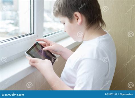 Menino Que Joga No Pc Da Tabuleta Imagem De Stock Imagem De Jogo