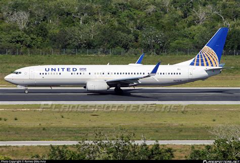 N69818 United Airlines Boeing 737 924ER WL Photo By Romeo Ekko Avia