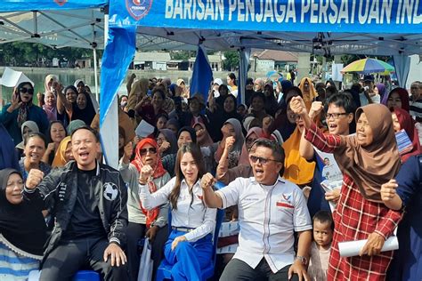 Warga Depok Terbantu Dengan Program Kacamata Baca Dan Minyak Goreng