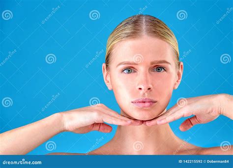 Fille Blonde Parfaite Jeune Fille Blonde Au Fond Bleu Fermez Vous Vers Le Haut De La Verticale