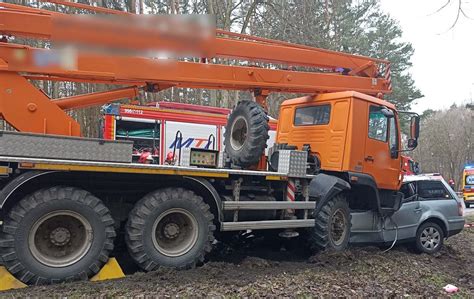 Samochód osobowy wjechał pod koła ciężarówki Tragiczny wypadek w Giżycku