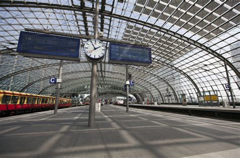 Berlin Hbf Tief Hauptbahnhof Mit Unterschiedlichen Ebenen