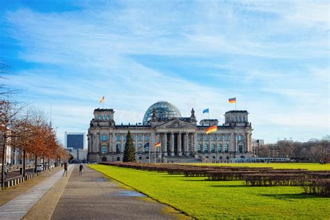 Arquitectura Del Edificio Reichstag Con Banderas Alemanas Imagen De