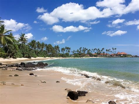 Premium Photo Beautiful Tropical Beach With Great Waves Sri Lanka