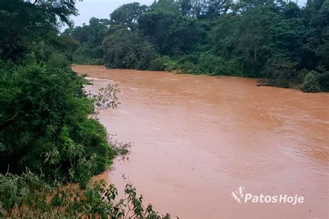 Rio Paranaíba se aproxima dos 9 metros acima do nível normal e vira