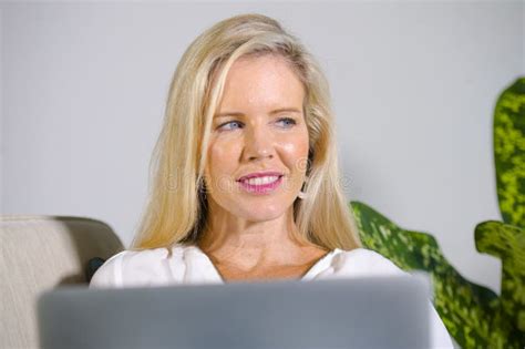 Sluit Omhoog Portret Van Mooie En Gelukkige Elegante Blonde Vrouwen Vroege Jaren Ontspannen