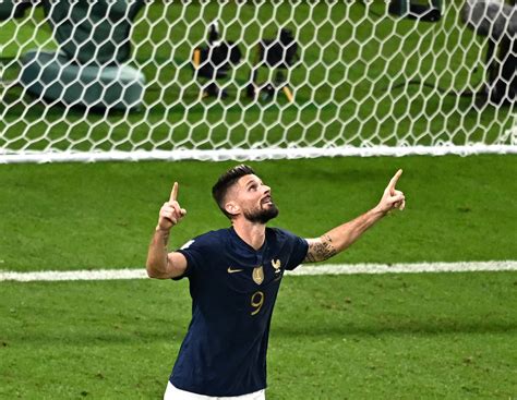 Pourquoi Olivier Giroud joue-t-il tous ses matchs avec sa femme et ses