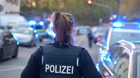 Messer Bedrohung in München Großer Polizei Einsatz Mann in Klinik