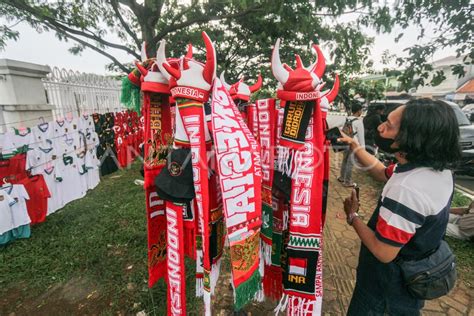 Pedagang Pernak Pernik Timnas Indonesia Antara Foto