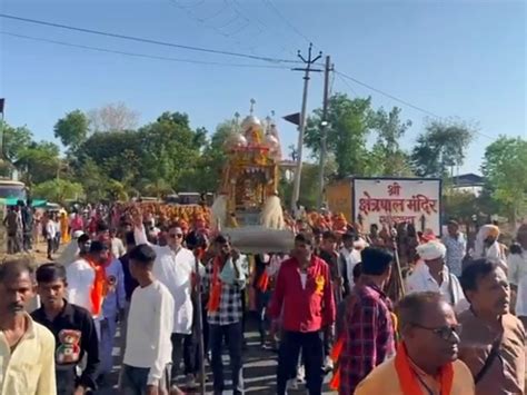 Devotees Gathered To See The Tableau Of God Sunderkand And Hanuman