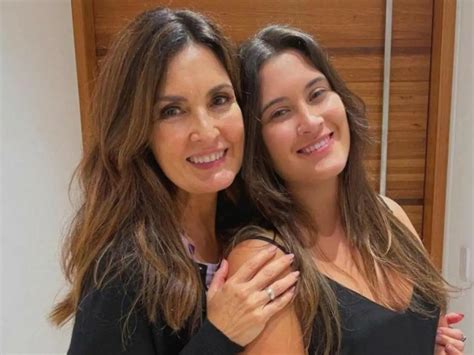 Filha de Fátima Bernardes posa de biquíni e destaca corpaço na web