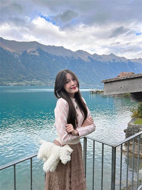 Bạn gái Hieuthuhai Cuộc sống sang chảnh không đăng ảnh bikini vì bồ không cho sao