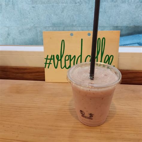 Vlend Coffee Shop A Coru A Spain Smoothie Pl Tano Fresa Y Coco Review