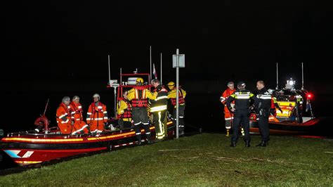 Opvarenden Gekapseisde Boot Op De Ruigt In De Biesbosch In Werkendam